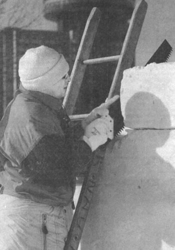 Le capitaine de l'equipe russe, Vladimir Kouarev, scie l'immense bloc de neige qui deviendra sculpture au cours desprochainsjours.