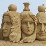 июнь 2013 Болгария, Бургас. Международный фестиваль по скульптуре из песка.'Три яблока которые изменили мир' (Ньютон, Ева, Стив Джобс). Высота 3 м. автор: Кураев