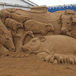 март 2016 Рюген. Германия. Международный фестиваль по скульптуре из песка.'Животный мир' - автор Кураев.